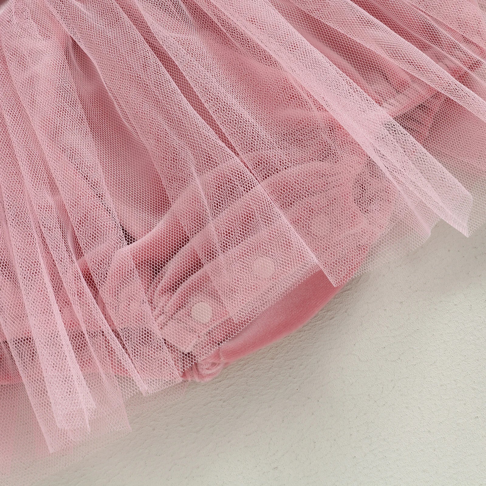 שמלת קטיפה עם טול חגיגי וכיווצים