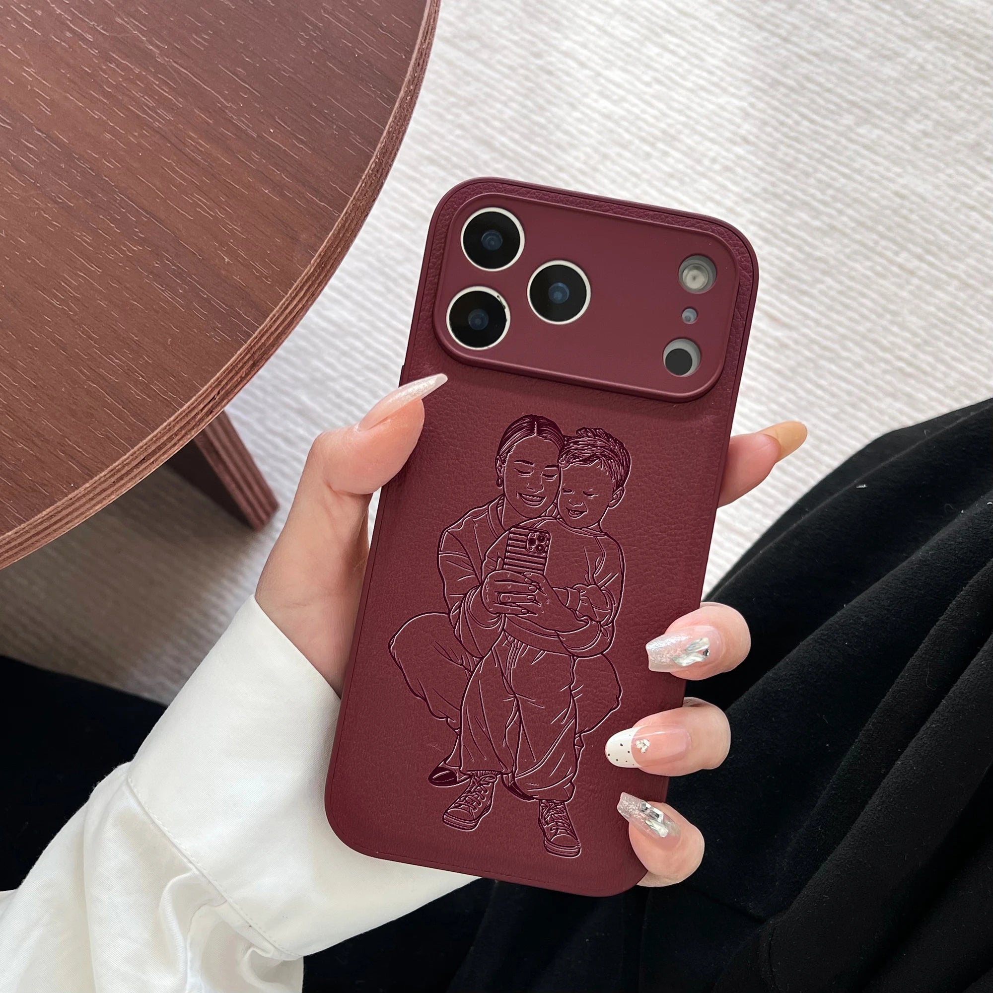 שולחים תמונה בוואצפ ומקבלים חריטה אישית על הכיסוי